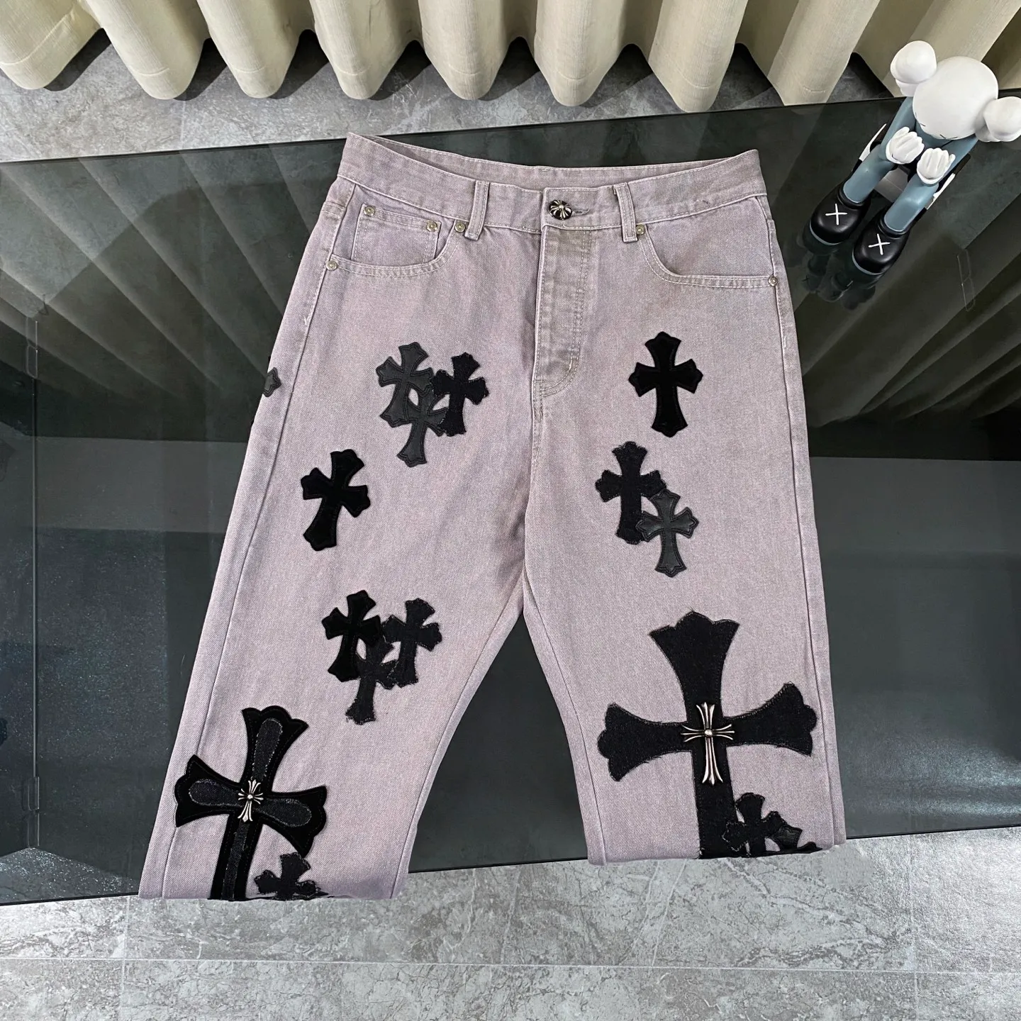 P310 CH Chromehearts Paris-limited black cross-leather heavy-duty gray Cow King jeans, priced at 34W level, patchwork cross flower embellishment, washed jeans! ! An absolutely high-end luxury product, a 1.9W-level god-level single product, a super popular product, made by top heavy industry, a magic weapon that cannot be missed! [About Zangyin] This is an extremely luxurious fashion brand that can also be called the aristocracy of the high street. It has always been an exclusive brand for some hipsters or rich second generations. Compared with ordinary high streets, it is more luxurious and noble. Compared with luxury brands, it is more fashionable and individual. It has always been a brand that I have a special liking for. [Top heavy industry fashion design] Consistently high-street luxury style. Speaking of this style, the Zangyin family and GU family are definitely the leading representative brands. Especially the Zangyin family has really achieved a state-of-the-art effect in creating high-street style. The unique washed material is used to create this style. The color system is already quite eye-catching. After it is decorated with patchwork cross flowers, it cleverly highlights the charm of the brand. Secondly, this style uses classic The high-waist cutting design highlights the long legs and fashionable temperament of the upper body. The brand is highly recognizable and the slim fit configuration is more suitable for daily wear. It is a product that interprets personality, fashion, and specifications at a glance. This single product is enough to make any fan excited. It can be a white T-shirt for a youthful college style, or a tight suspender for a royal style. It has strong matching ability and can be easily controlled by men.  [Materials and craftsmanship] Needless to say, this point goes without saying. As an excellent craftsman brand, Zangyin’s requirements for details and craftsmanship are really perfect. The washed color of this model has gone through so many processes, not to mention the embellishment of denim appliques. It is also purely hand-made and sewn. Just like what they believe in, only hand-made things have soul and have the meaning of wear. A top-notch heavy-duty fashionable denim item, I look forward to your perfect interpretation! !  Color: light gray Size: 28-36